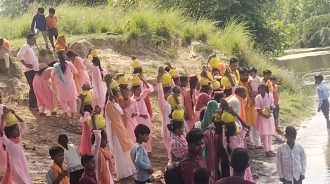 पीलीभीत :बरखेड़ा में भव्य कलश यात्रा का आयोजन।