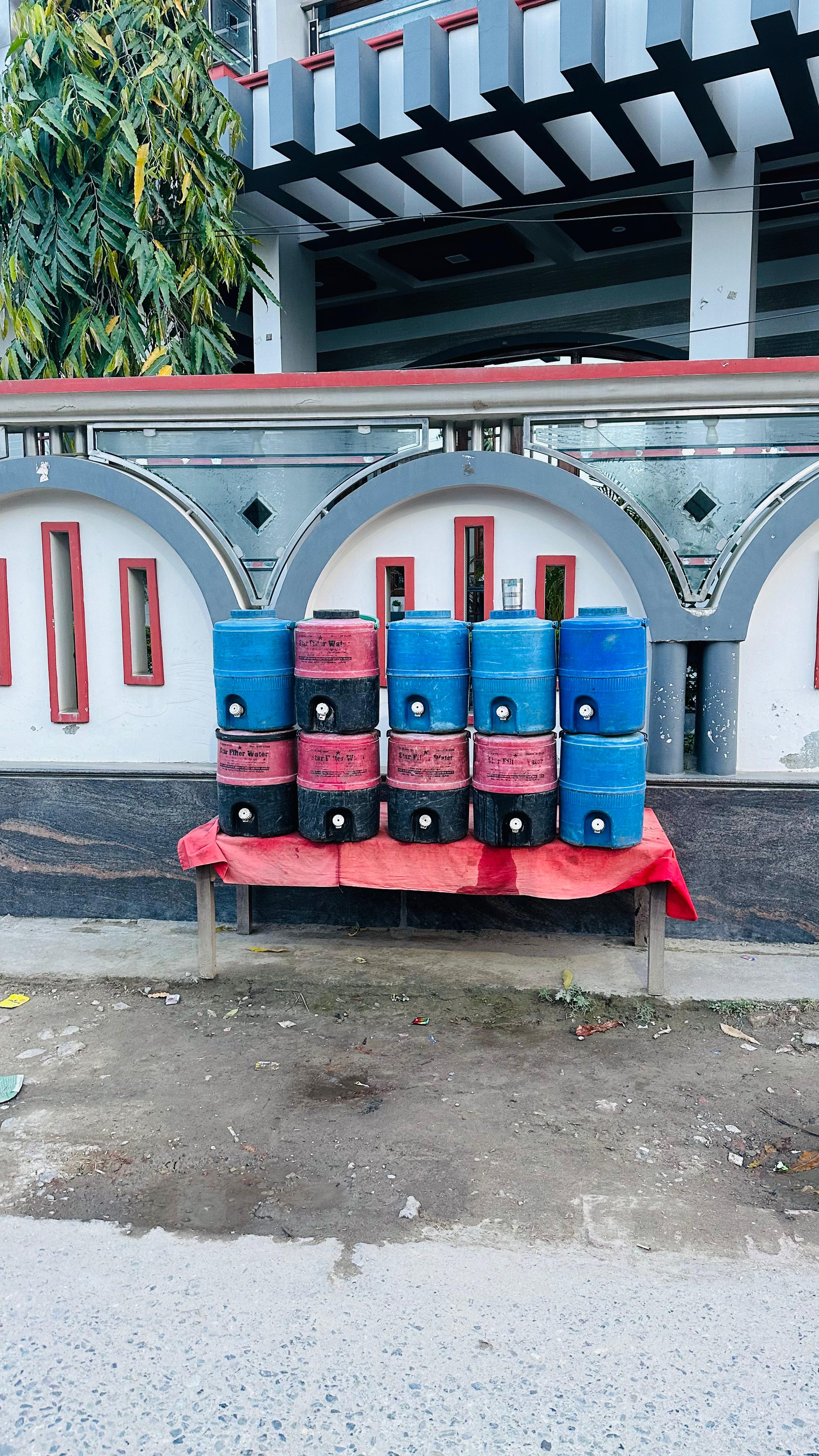 पीलीभीत : गर्मी के इस तपते मौसम में भी आरिफ का सेवा भाव थमता नहीं लगातार सेवा जारी