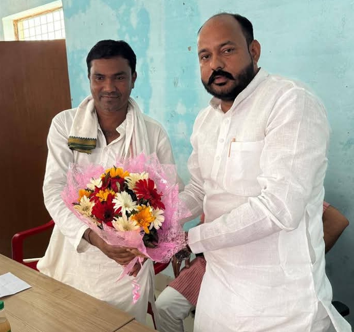पीलीभीत : ग्राम प्रधानों के साथ ब्लॉक प्रमुख प्रतिनिधि व जिला अध्यक्ष ने ब्लॉक स्तर की समस्याओं पर हुई चर्चा
