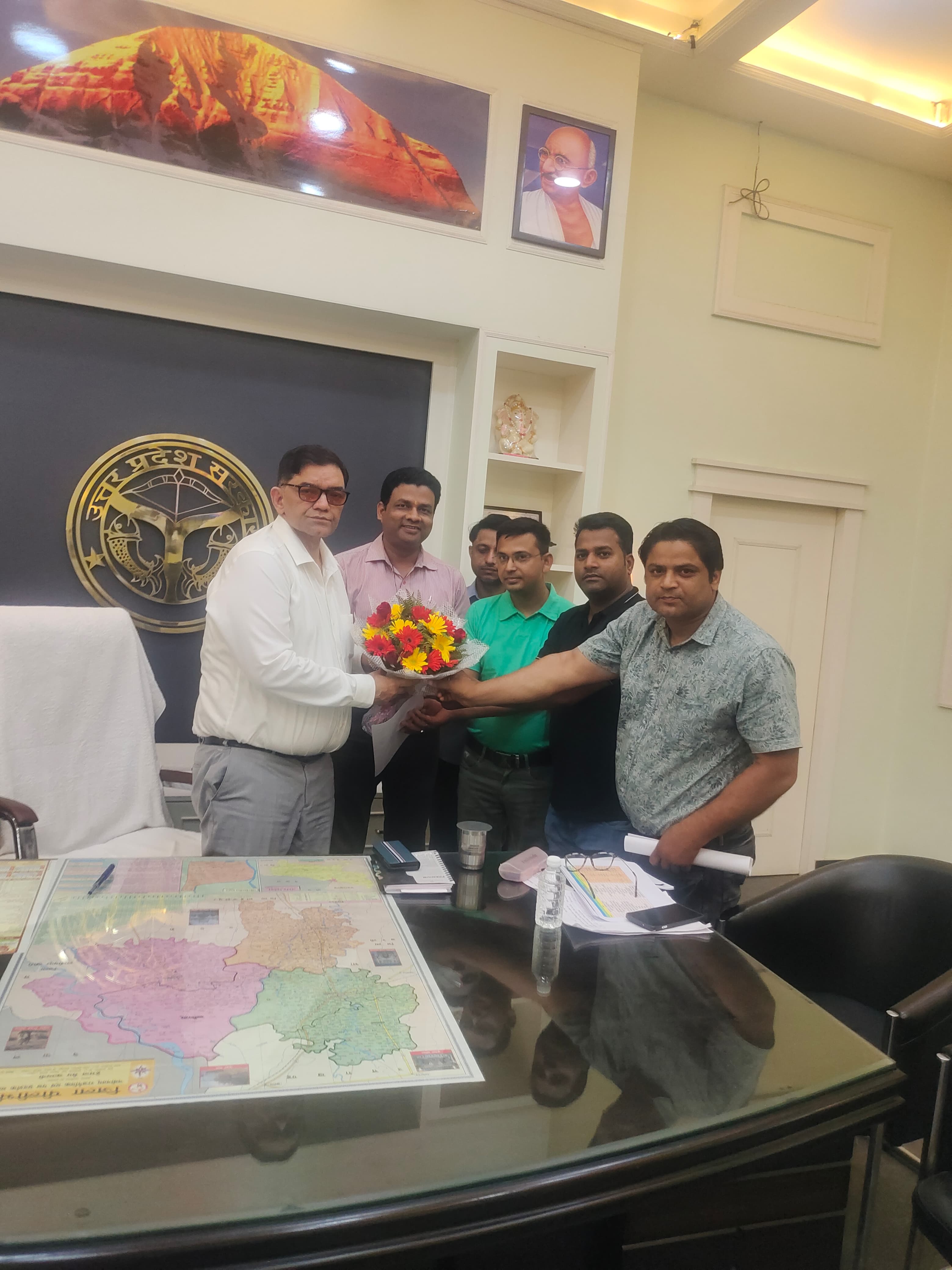 पीलीभीत:एनएचएम संविदा कर्मचारी संघ ने जिलाधिकारी तथा मुख्य चिकित्सा अधिकारी को सौंपा ज्ञापन
