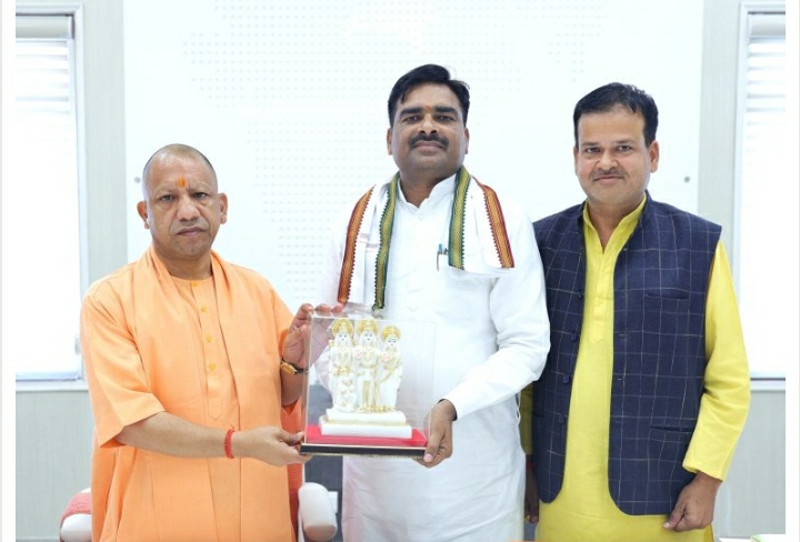 पीलीभीत : जिले की मांगों को लेकर मुख्यमंत्री से मिले भाजपा जिला अध्यक्ष
