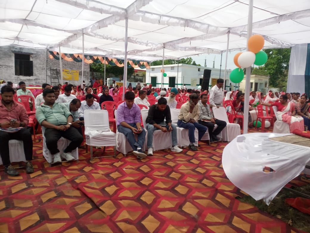 पीलीभीत : ग्राम पंचायत रमनगरा में सरकार की योजनाओं की जानकारी चौपाल में पहुंचे कई अधिकारीगण