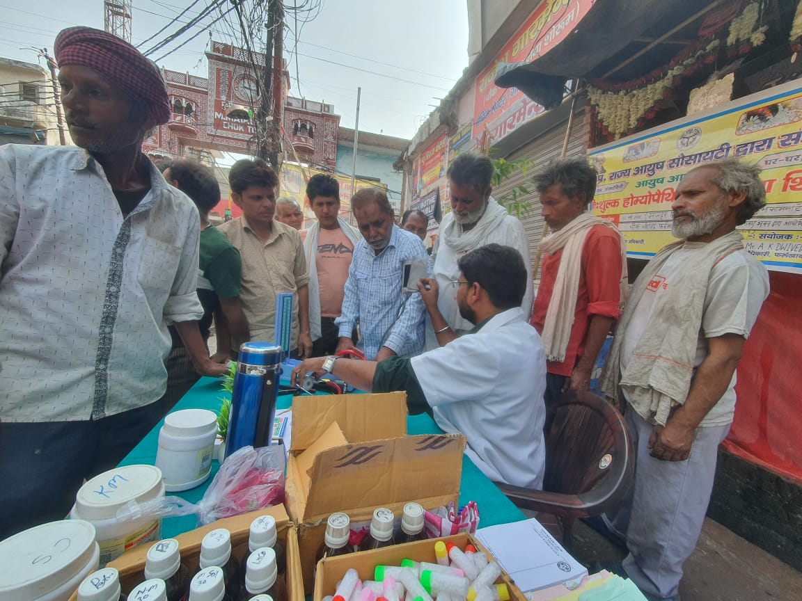 फर्रुखाबाद:मजदूर दिवस पर विभाग ने शिविर लगा कर परखी मजदूरों की सेहत।