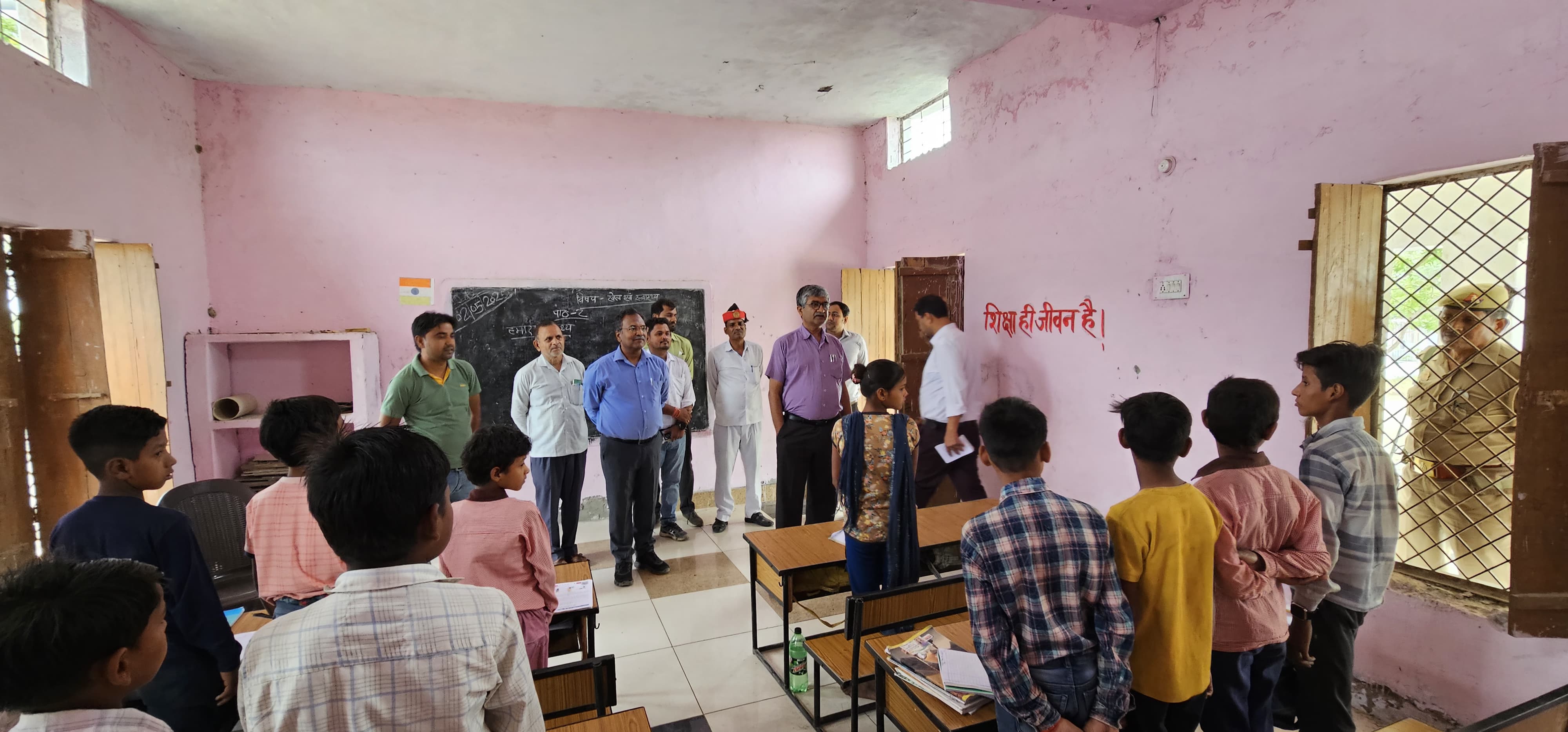 फर्रुखाबाद:डीएम ने उच्च प्राथमिक विद्यालय रठौरा व पसनिंगपुर का किया औचक निरीक्षण,जताई नाराजगी बीएसए को दिये निर्देश।