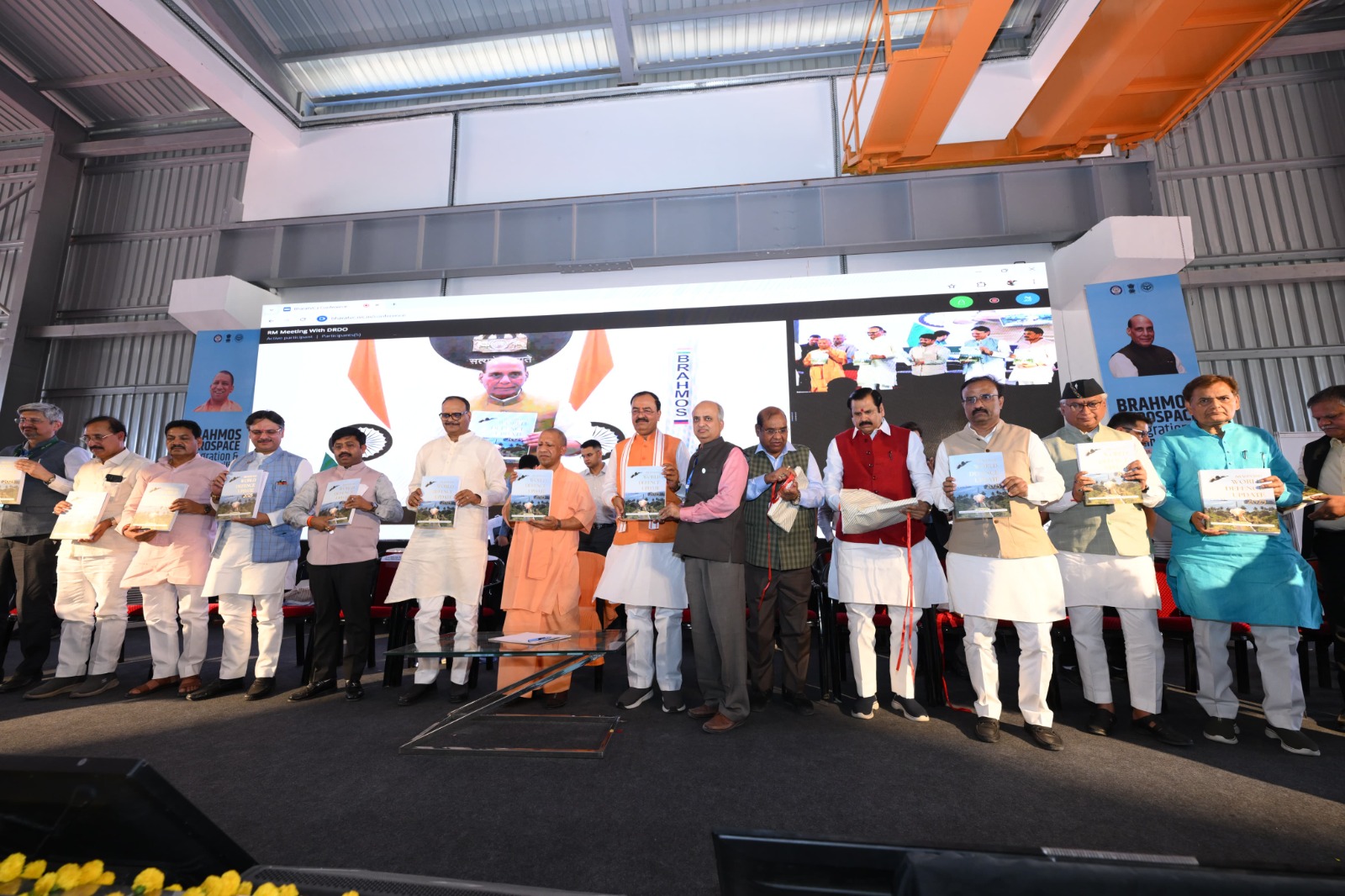 लखनऊ:रक्षा मंत्री तथा मुख्यमंत्री ने वर्ल्ड डिफेंस अपडेट-2025 पत्रिका का किया विमोचन।