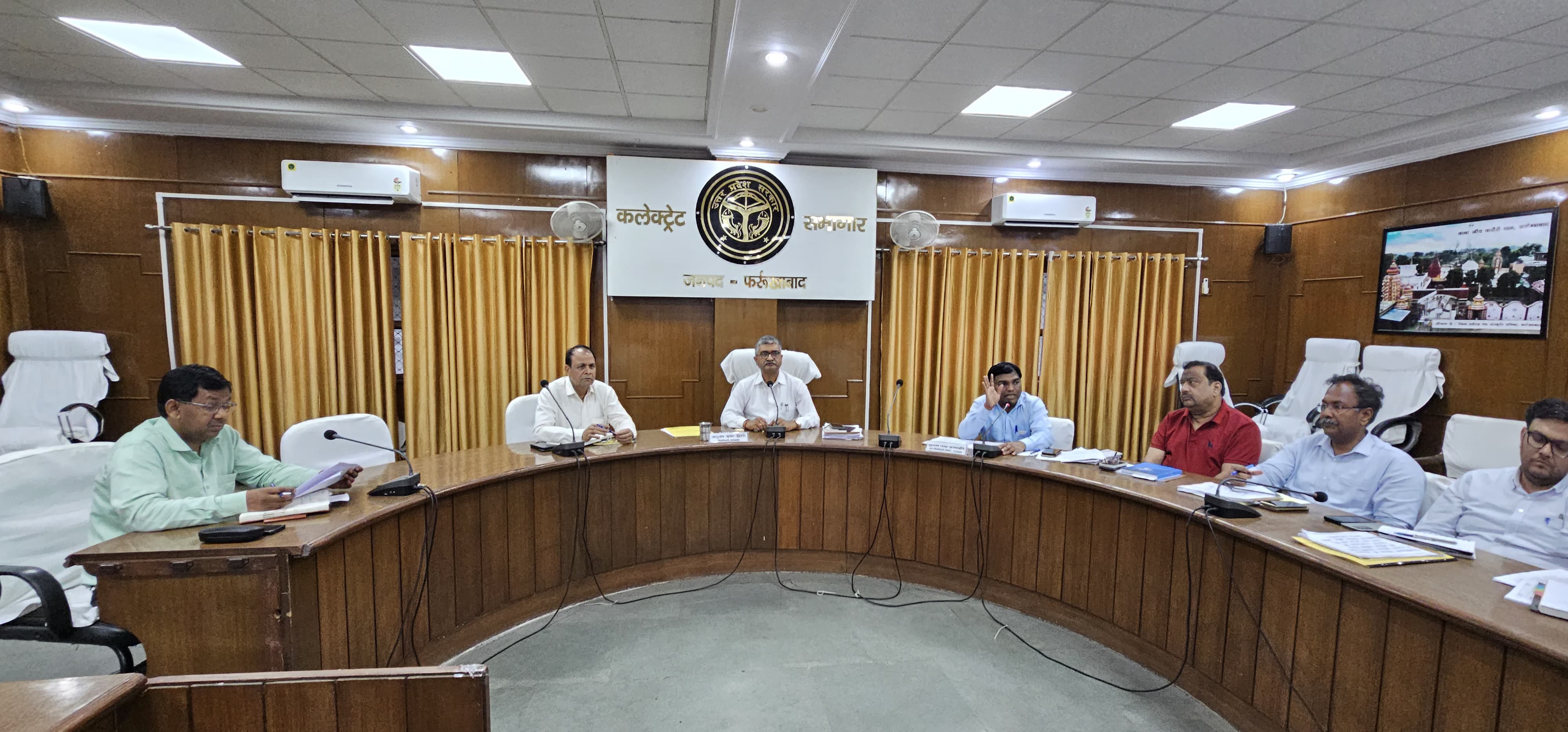 फर्रूखाबाद:कर करेत्तर की समीक्षा बैठक में वाणिज्य कर विभाग की बसूली लक्ष्य से अत्यंत कम जिलाधिकारी ने जताई नाराजगी।