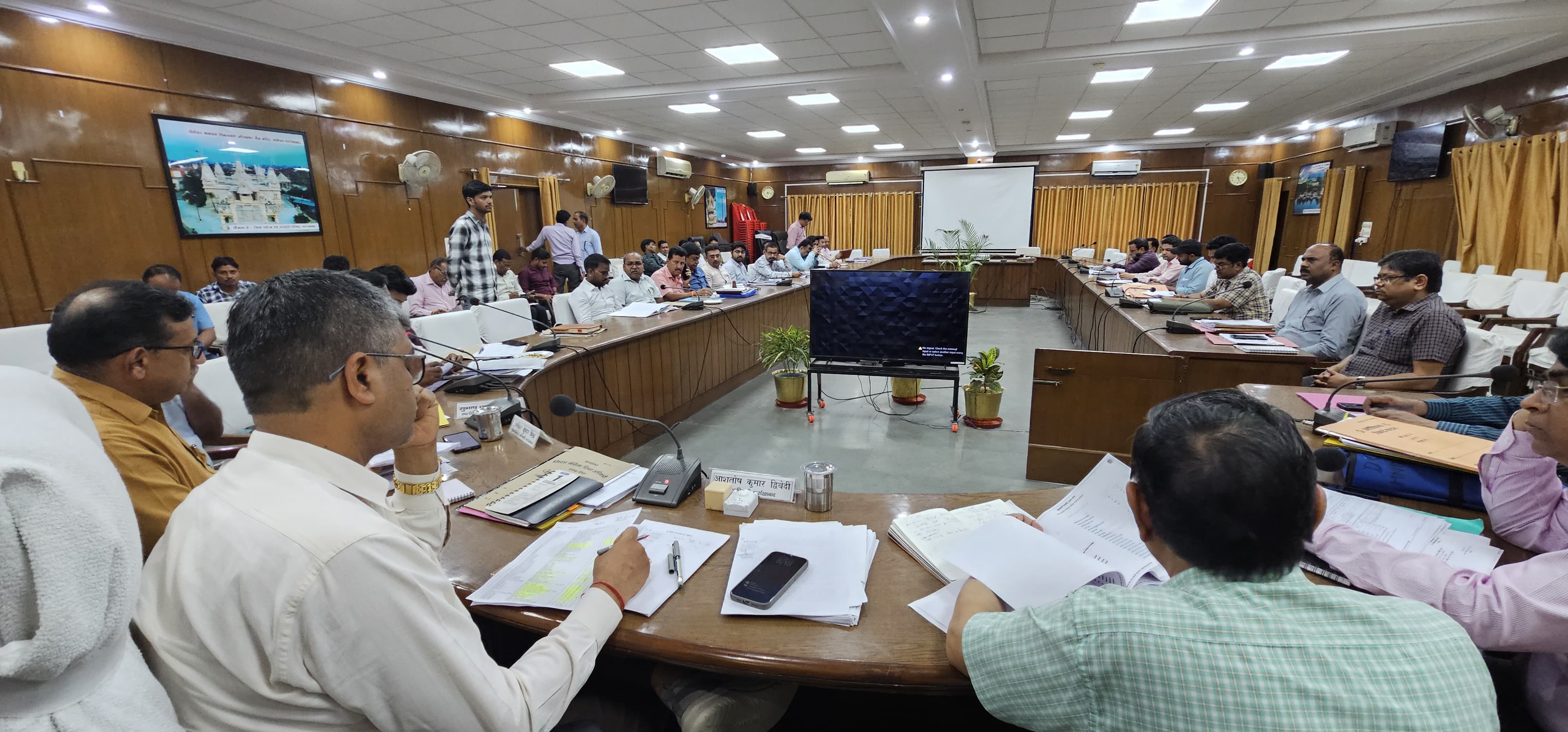फर्रूखाबाद:बिना आधार कार्ड के भी नामांकन,बच्चों के जन्म प्रमाणपत्र बनाने के लिये कैम्प लगाये जाये-जिलाधिकारी