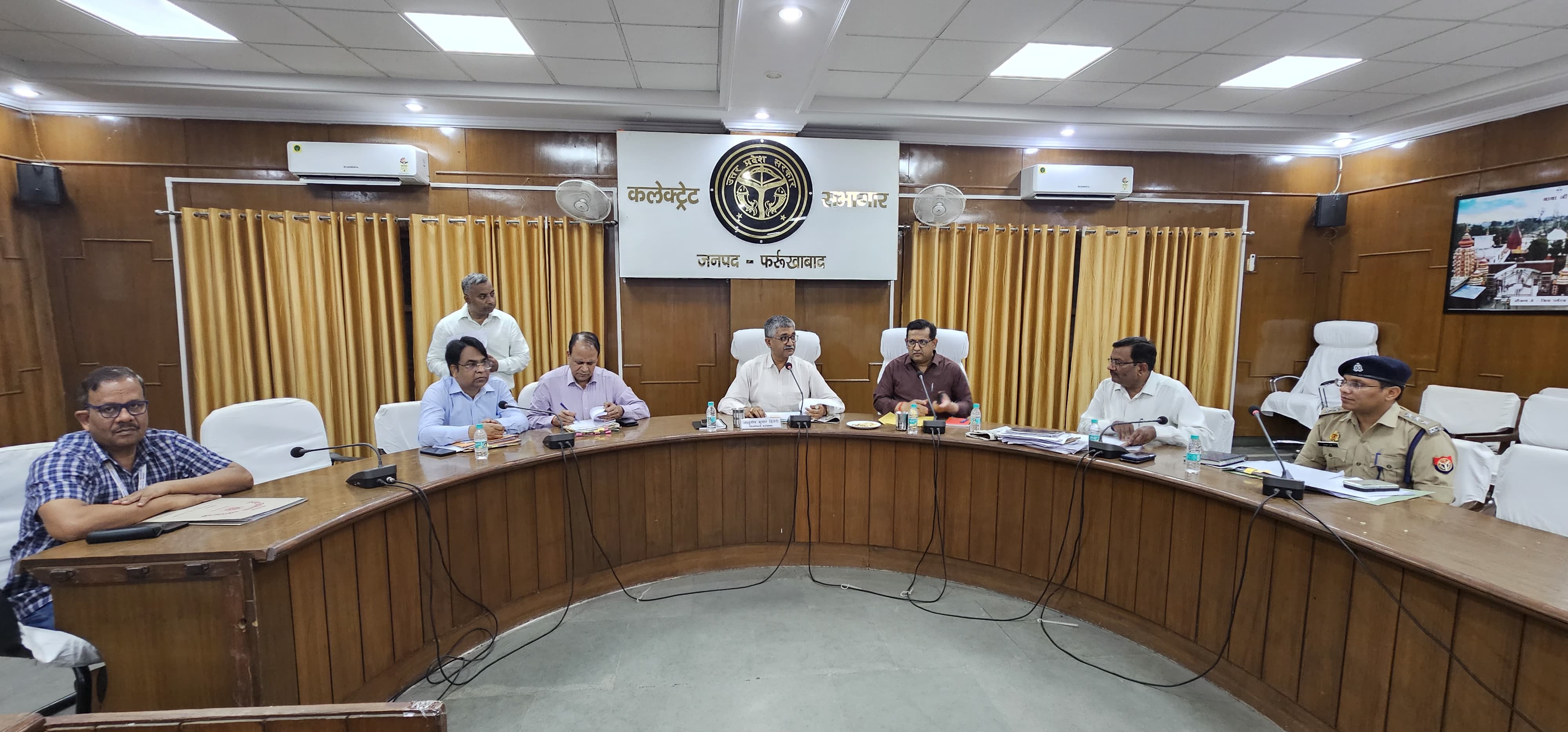 फर्रूखाबाद जनपद में चल रही 46 निर्माणाधीन योजनाओं की जिलाधिकारी की अध्यक्षता में समीक्षा बैठक हुई।
