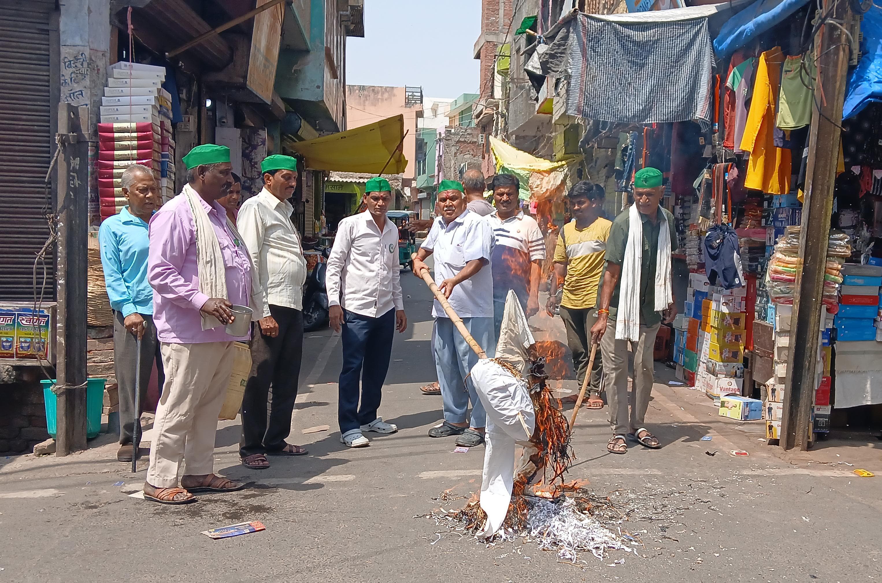 फर्रूखाबाद: भाकियू भानू ने ईओ कायमगंज का पुतला दहन कर समस्याओं का निदान ना होने पर, अनिश्चितकालीन धरना।