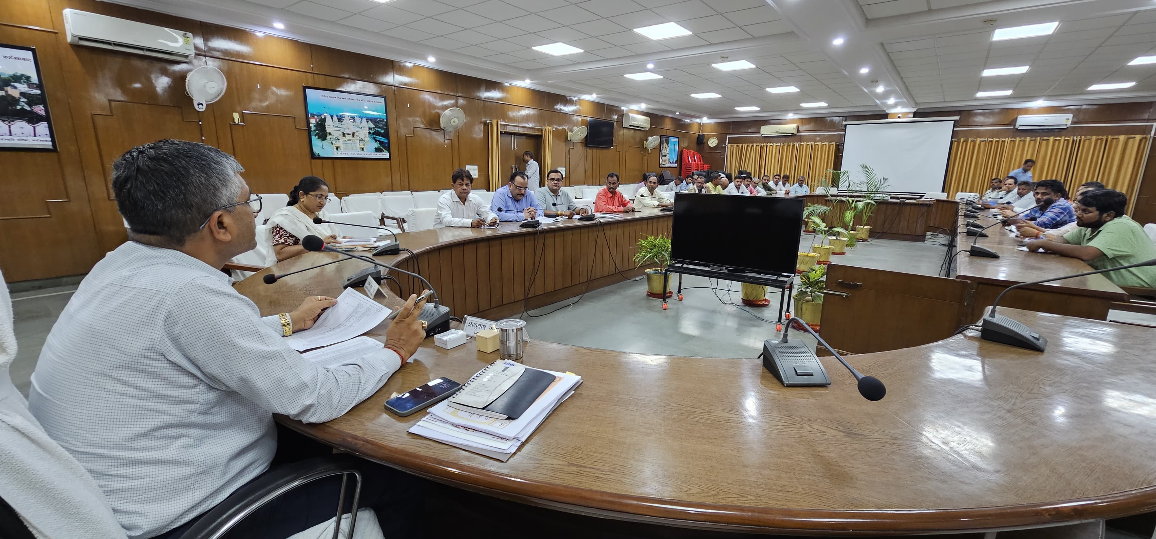 फर्रूखाबाद:जिलाधिकारी की अध्यक्षता में गेहू खरीद की समीक्षा बैठक का किया गया आयोजन।