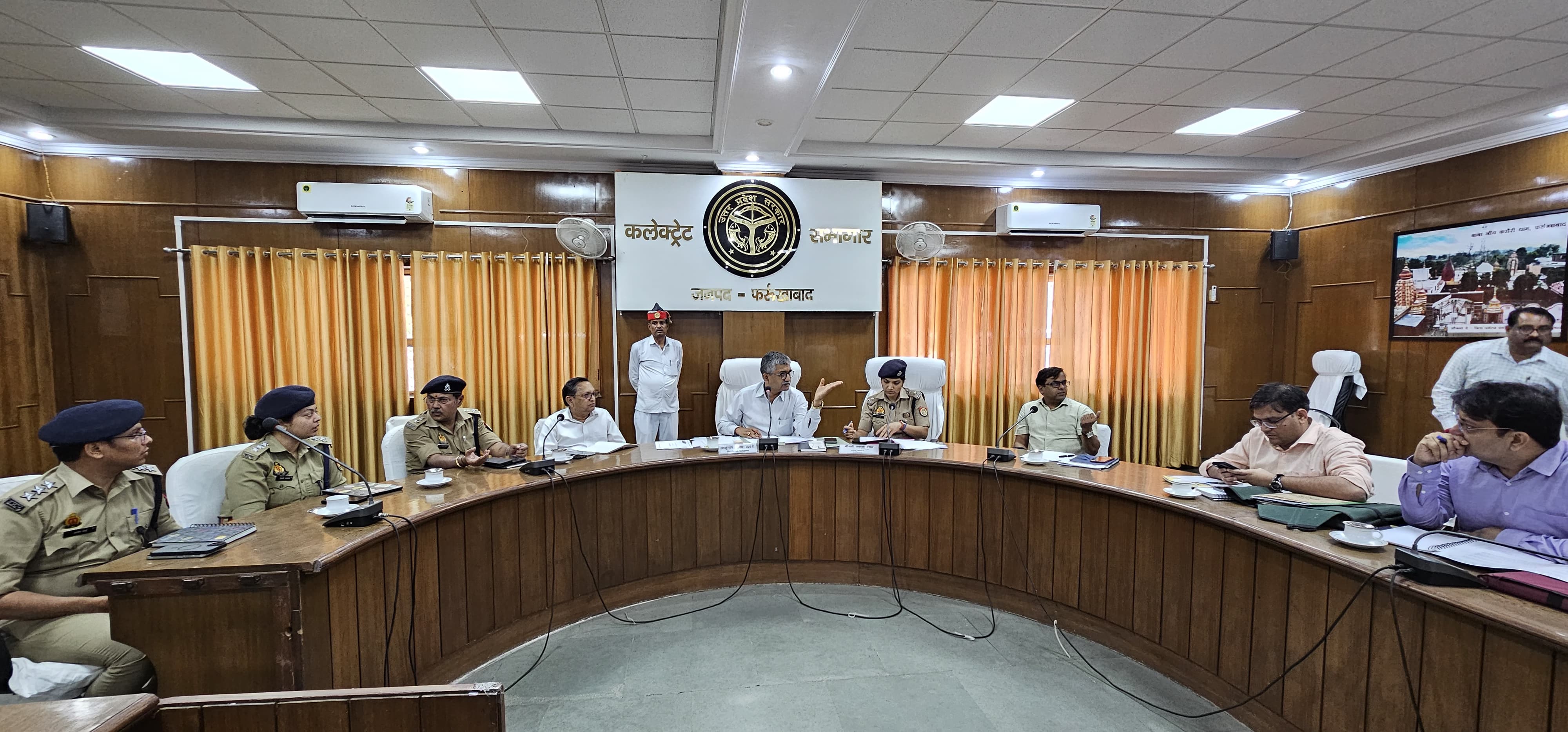 फर्रुखाबाद:ऊर्जा क्षेत्र में आगामी रिफार्म के दृष्टिगत सुचारू विद्युत एवं कानून व्यवस्था बनाये रखने के संबंध में बैठक।