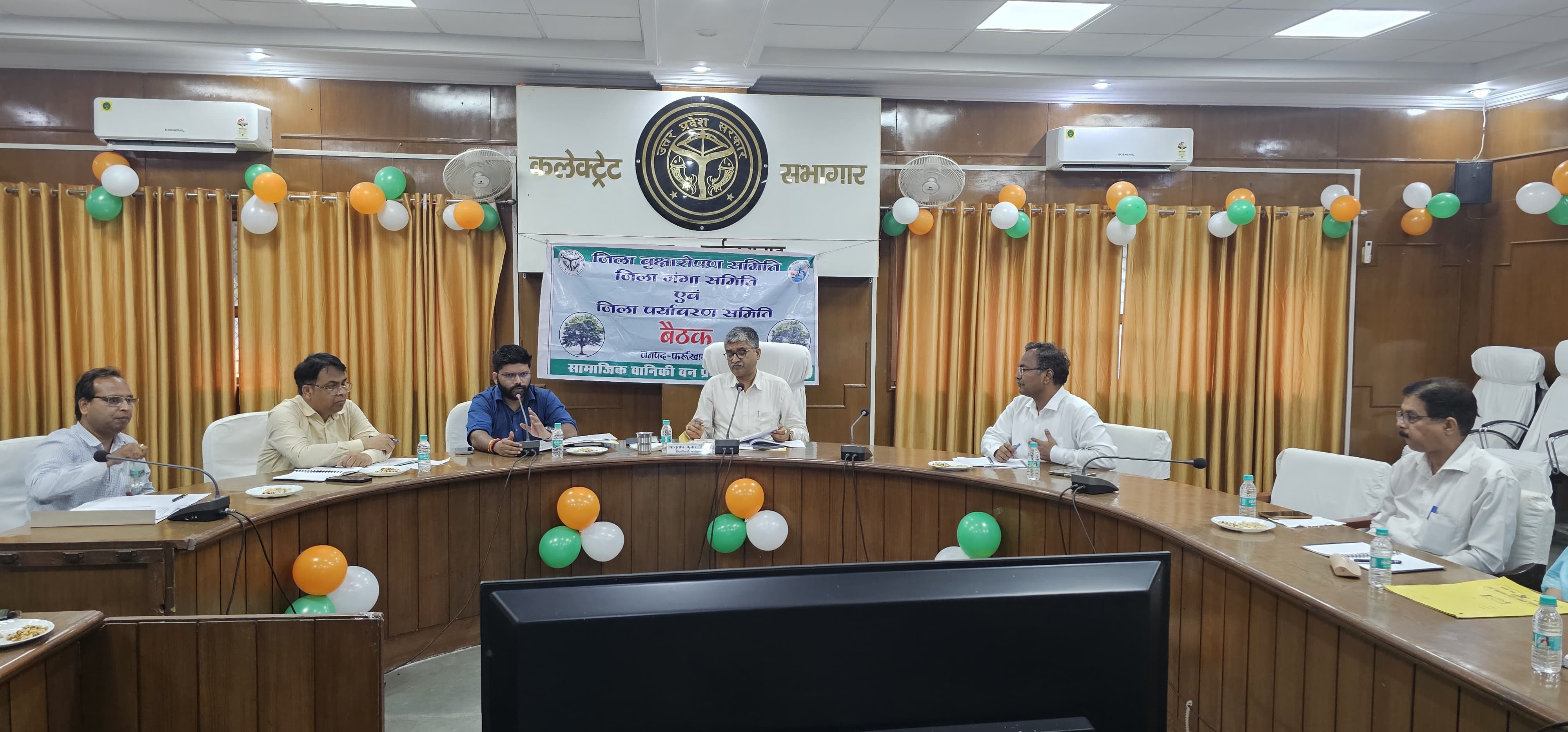 फर्रूखाबाद:गंगा में चलने बाली नाव,नाविक व गोताखोरों का पंजीकरण कराया जाये-जिलाधिकारी