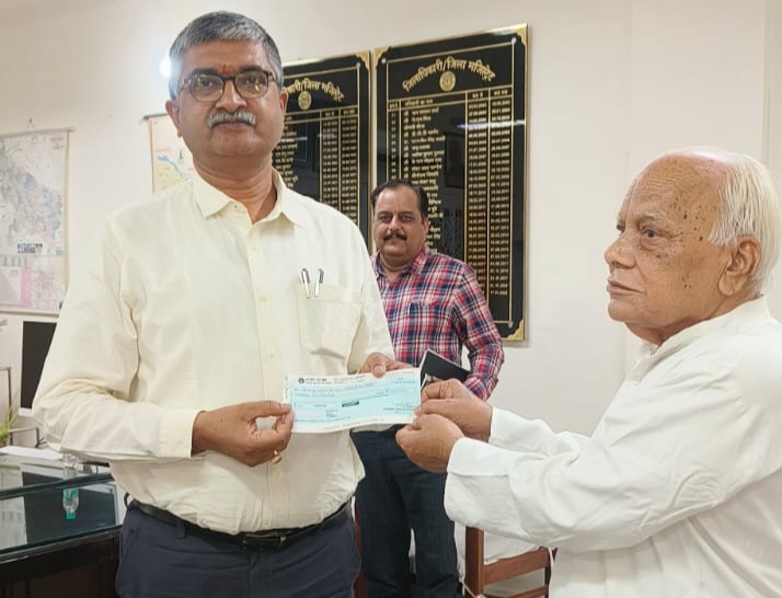 फर्रूखाबाद:चन्द्रप्रकाश वाथम ने जिलाधिकारी को पाँच लाख रूपये बाबा नीमकरोरी धाम मन्दिर हेतु दिए दान।