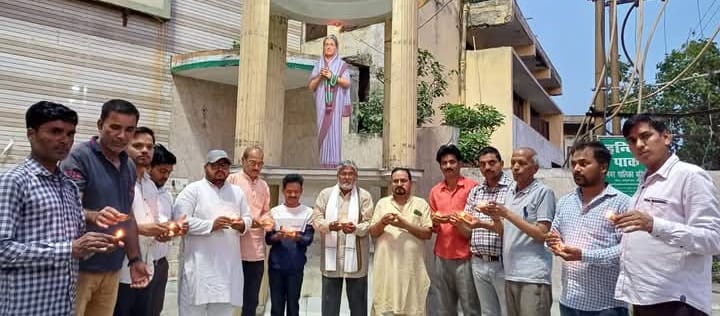 लखीमपुर खीरी : कांग्रेसियों ने एक दीप शहीदों के नाम  कर दी श्रद्धांजलि