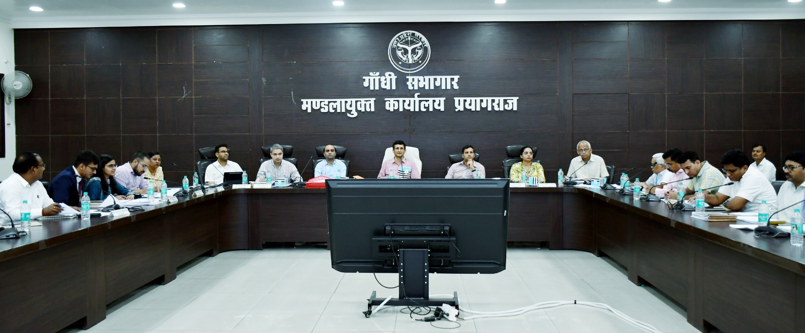 प्रयागराज : मण्डलायुक्त ने गौ-आश्रय स्थलों में आवश्यक व्यवस्थाओं की चेकलिस्ट के अनुसार निरीक्षण करके सभी आवश्यक व्यवस्थायें सुनिश्चित कराने के दिए निर्देश