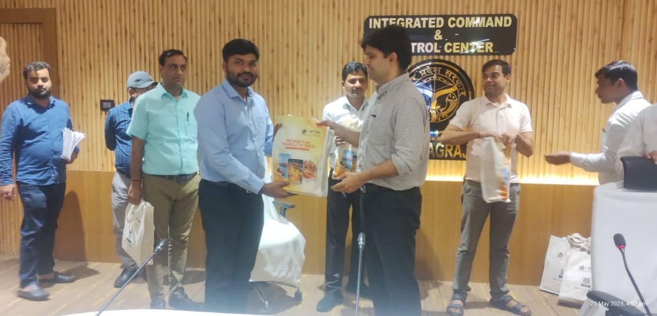 महाकुंभ मेलाधिकारी श्री विजय किरण आनंद की अध्यक्षता में रविवार को मेला प्राधिकरण स्थित सभागार में महाकुंभ-2025 में स्वीकृत स्थाई व अस्थायी परियोजनाओं का प्री-ऑडिट कराए जाने एवं सम्परीक्षा हेतु कार्यदायी संस्थाओं द्वारा सूचना उपलब्ध कराए जाने के संबंध में बैठक आयोजित की गई l