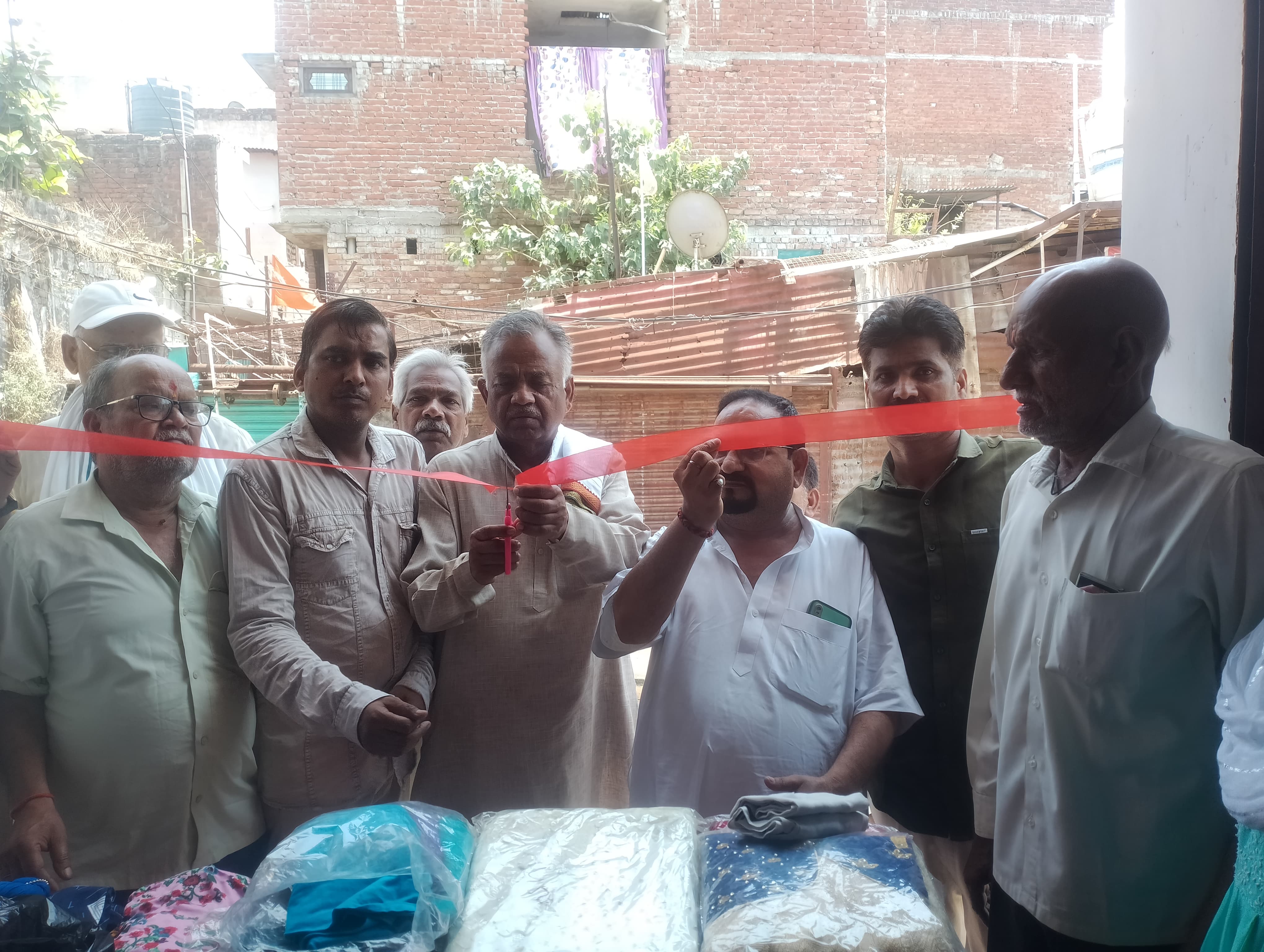 लखीमपुर खीरी : पूर्व राज्यसभा सांसद ने किया नारी शक्ति बुटीक सिलाई एवं मैचिंग सेंटर का उद्घाटन