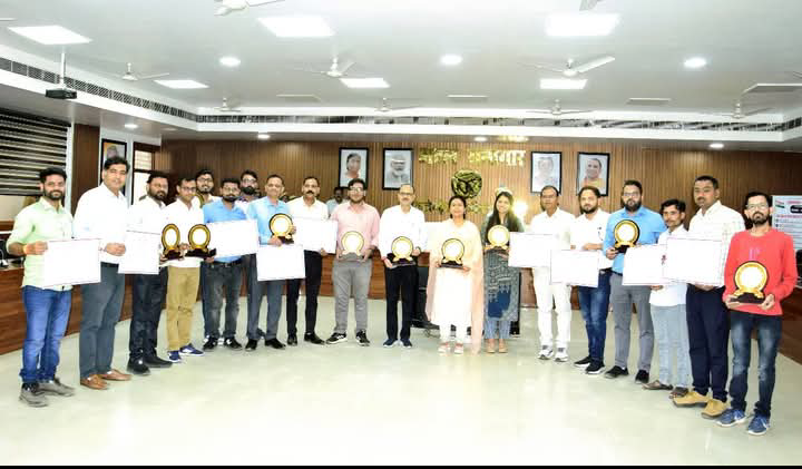 लखीमपुर खीरी : गेहूं क्रय में उत्कृष्ट कार्य करने वाले लखीमपुर खीरी के 10 क्रय केंद्र प्रभारियों को DM दुर्गा शक्ति नागपाल ने ADM संजय कुमार सिंह संग किया सम्मानित