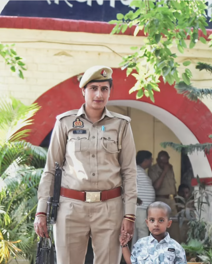 लखीमपुर खीरी : मदर्स डे पर महिला कांस्टेबल ने अपने बच्चे संग ड्यूटी निभाकर पेश की एक नई मिसाल