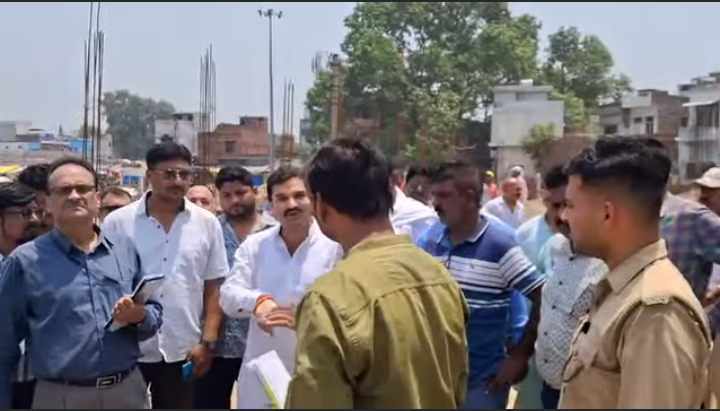 लखीमपुर खीरी : 96 करोड़ रुपए की लागत से बन रहे गोला कॉरिडोर का विधायक अमन गिरी संग सीडीओ अभिषेक कुमार ने किया निरीक्षण