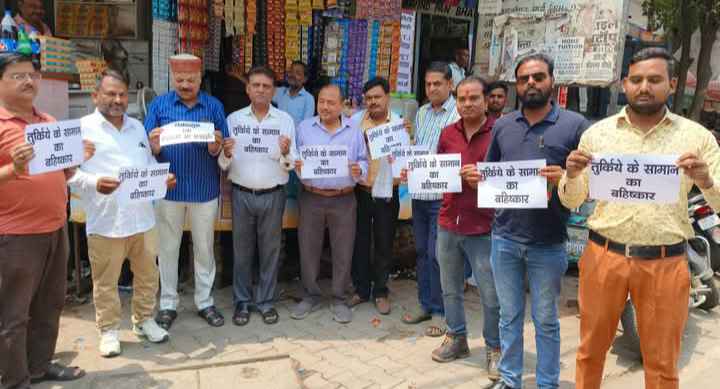 लखीमपुर खीरी : तुर्की देश के द्वारा भारत देश के विरुद्ध पाकिस्तान की मदद किए जाने के कारण तुर्कियों के सामान का गोला के व्यापारियों ने किया बहिष्कार