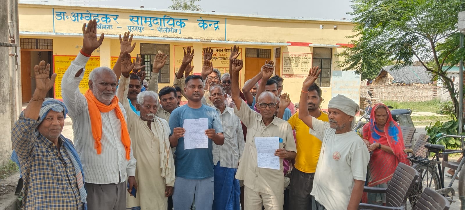 पीलीभीत: बाढ़ बचाव कार्य शुरू न होने पर ग्रामीणों ने किया विरोध प्रदर्शन ।