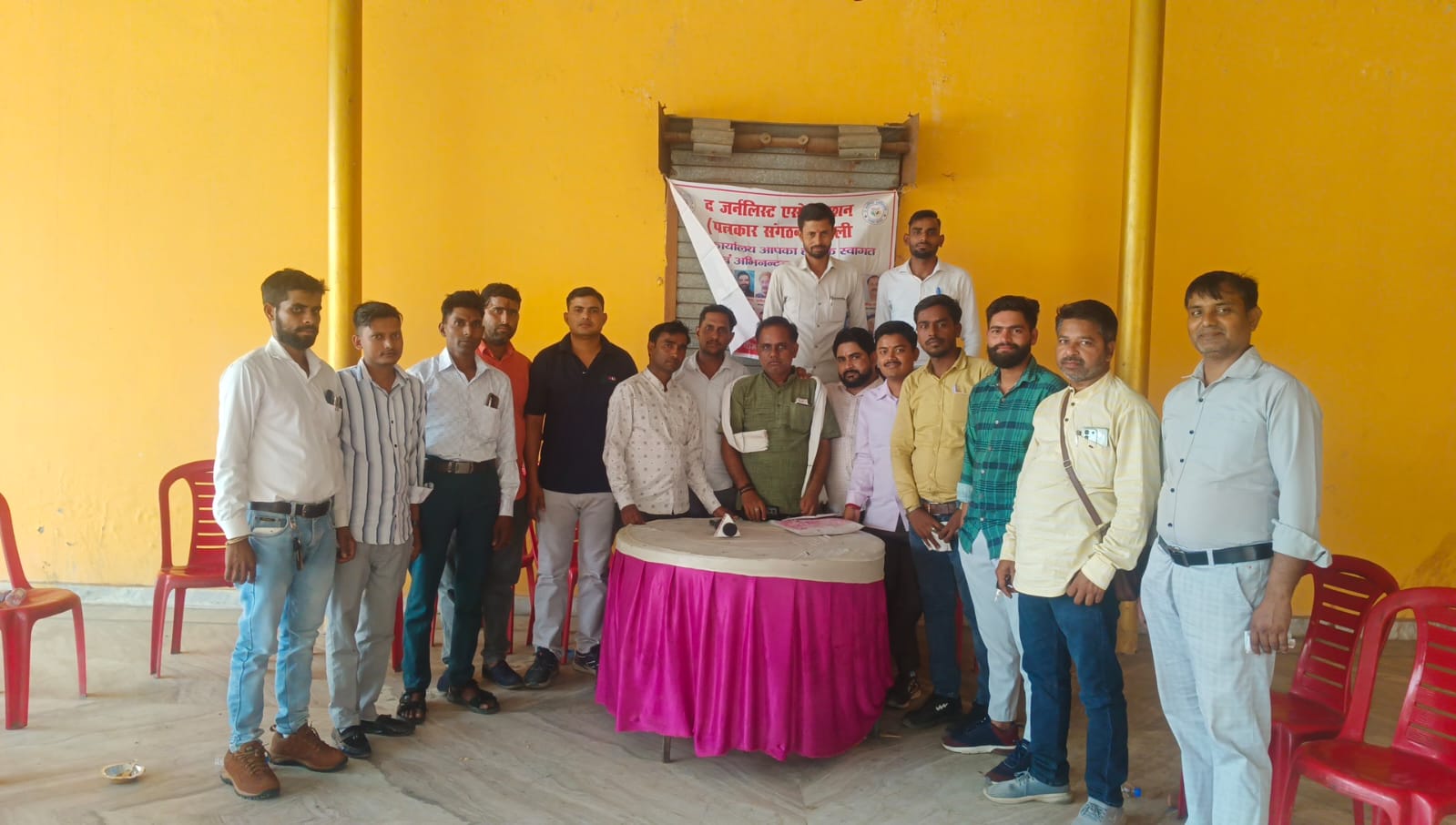 बरेली - सिरौली मे पत्रकार हितो को लेकर द जर्नलिस्ट एसोसिएशन पत्रकार संगठन ने की मासिक बैठक पत्रकार अर्जुन दिवाकर को जिला महामंत्री व पत्रकार भूपेंद्र कुमार को आंवला तहसील महामंत्री नियुक्त किया गया।