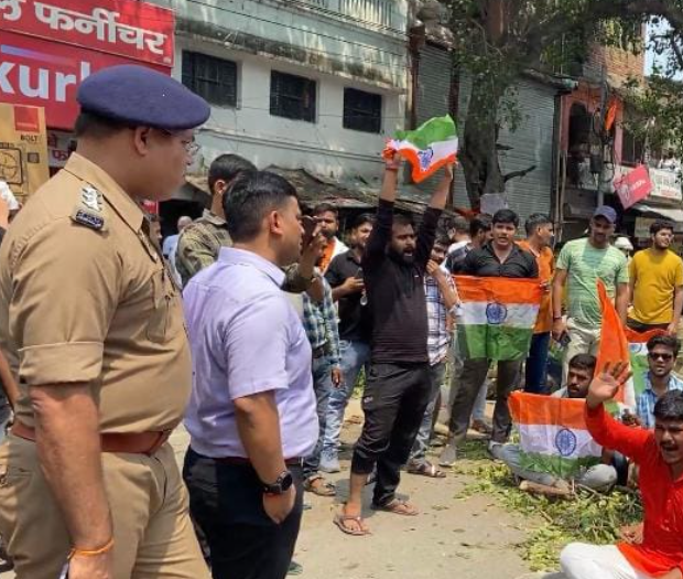 मैनपुरी में पेड़ काटने के विरोध में लोगों ने किया सड़क जाम कर विरोध प्रदर्शन किया