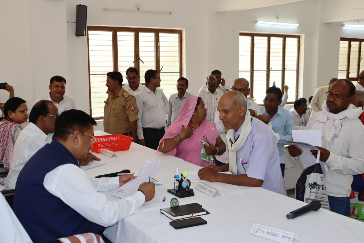 जौनपुर :जिलाधिकारी की अध्यक्षता में तथा पुलिस अधीक्षक डा0 कौस्तुभ की उपस्थिति में तहसील शाहगंज के सभागार में सम्पूर्ण समाधान दिवस का हुआ आयोजन