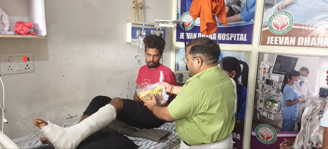 पीलीभीत : संदीप खंडेलवाल ने अपने की 21वीं पुण्यतिथि पर फल वितरित किए