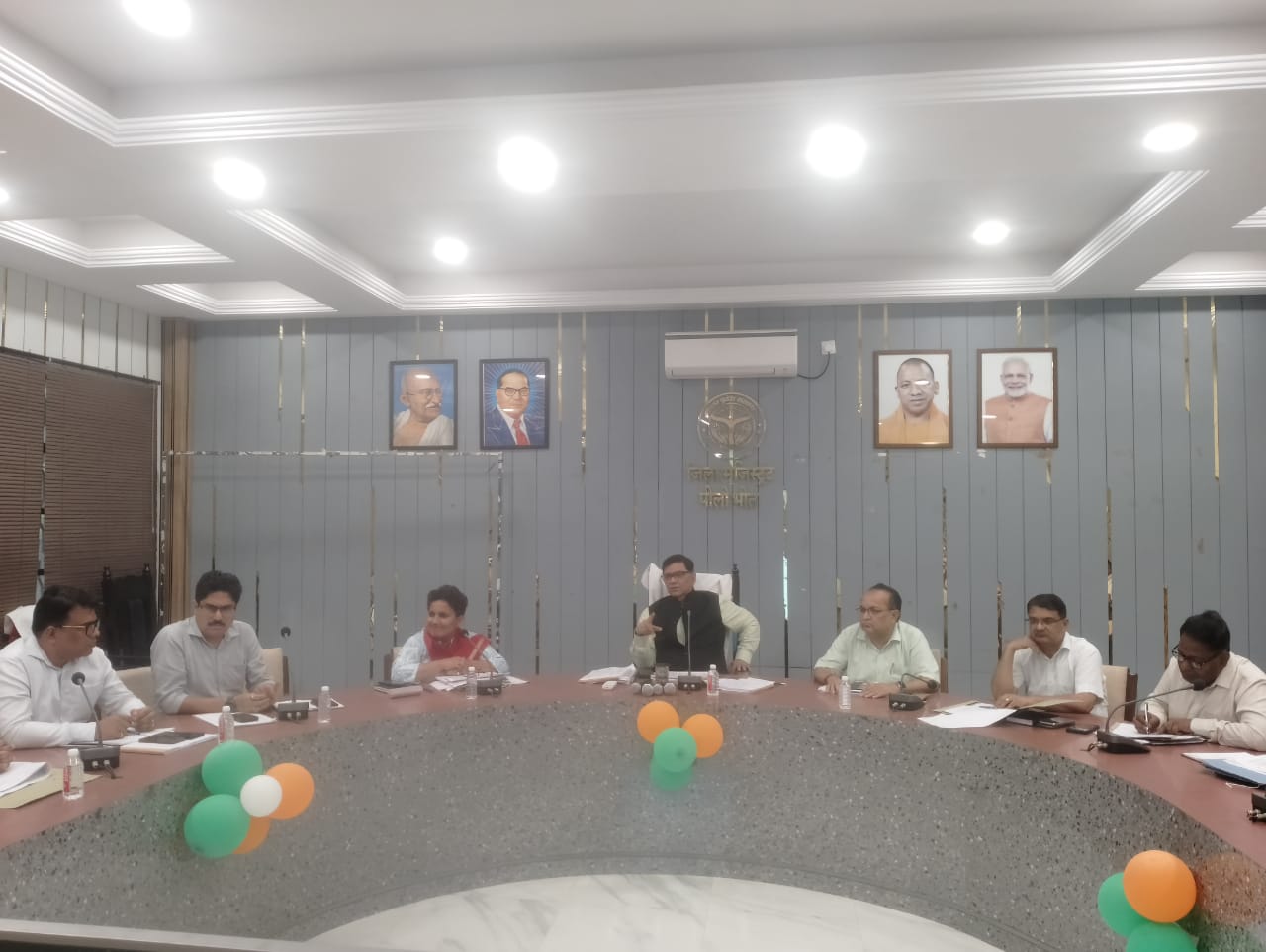 पीलीभीत: निर्धारित लक्ष्य के अनुरूप करें राजस्व वसूली-जिलाधिकारी।