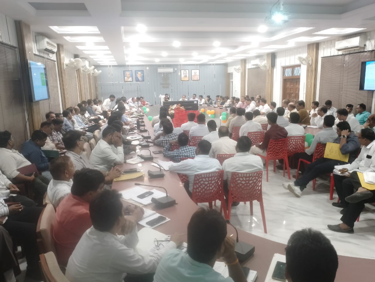 पीलीभीत: जिलाधिकारी की अध्यक्षता में आई0जी0आर0एस0 की समीक्षा बैठक हुई सम्पन्न।