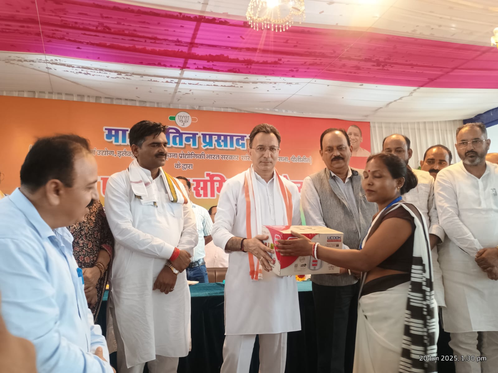 पीलीभीत : आशा एवं संगिनी सम्मेलन में केंदीय मंत्री ने प्रेशर कूकर देकर सम्मान बढ़ाया