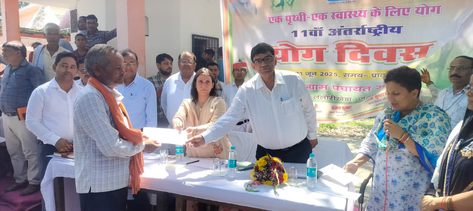 पीलीभीत : ग्रामीणों को खतौनी की वितरित एवं बजरा किट, प्रशस्ति पत्र देकर किया सम्मानित।