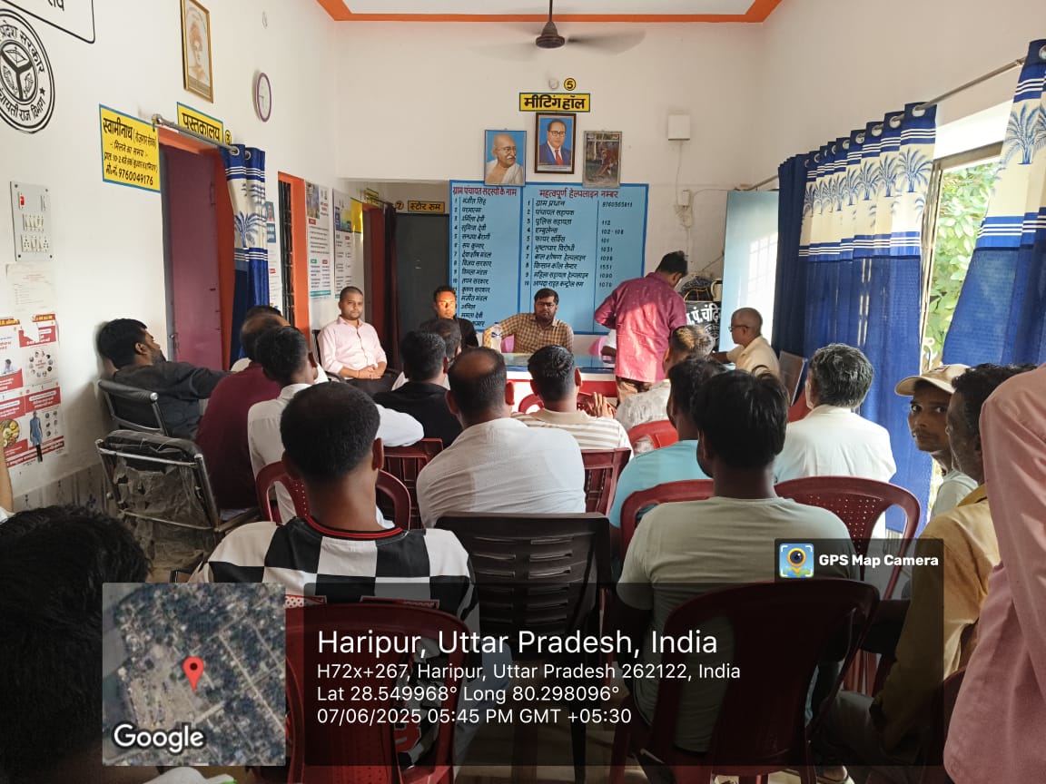 पीलीभीत :उप जिलाधिकारी ने बाढ़ से पूर्व की गई तैयारियों के संबंध में ग्राम चौपाल लगाकर लोगों को किया जागरूक।