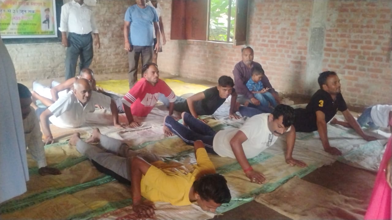पीलीभीत : 11 वें अंतर्राष्ट्रीय योग दिवस पर जेकेएसएस ने कराया योगा!