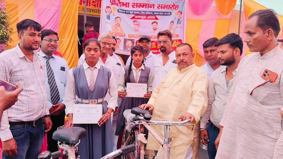 फर्रुखाबाद सांसद मुकेश राजपूत ने मेधावी छात्रों को किया सम्मानित।