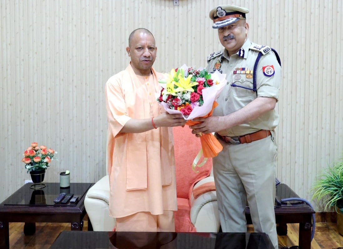 लखनऊ:राज्य के नए DGP राजीव कृष्ण ने मुख्यमंत्री योगी आदित्यनाथ से की शिष्टाचार भेंट, कहा उत्तर प्रदेश पुलिस को और मजबूत बनाना प्राथमिकता।