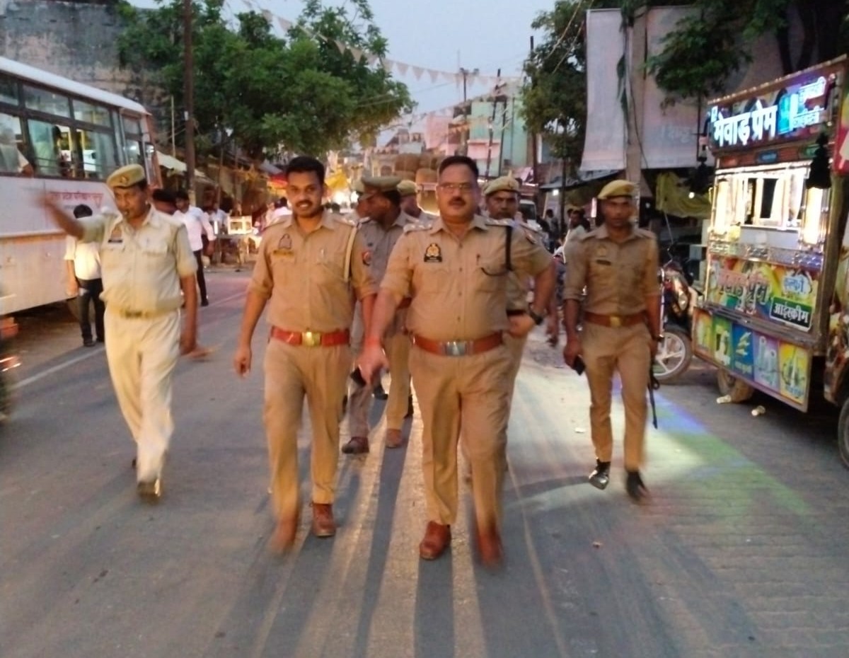 फर्रूखाबाद:थाना कम्पिल क्षेत्र में कानून व्यवस्था बनाए रखने को लेकर पुलिस ने की पैदल गश्त।