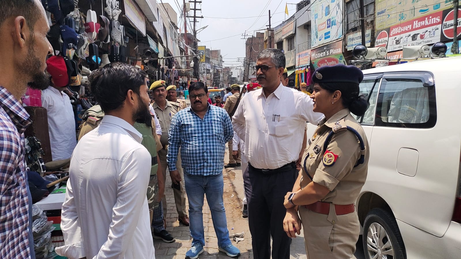 फर्रूखाबाद:जिलाधिकारी और पुलिस अधीक्षक ने ईद पर्व के मद्देनजर किया सुरक्षा व्यवस्था का निरीक्षण