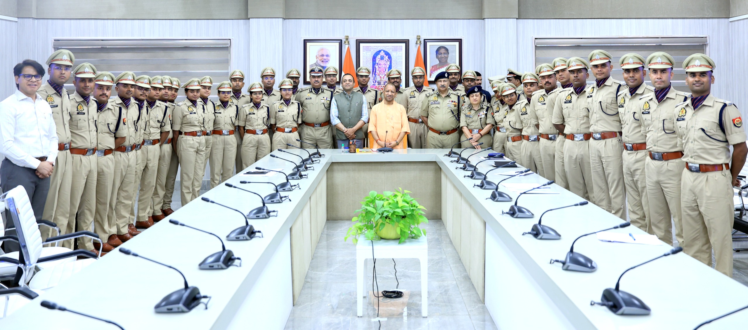 लखनऊ:मुख्यमंत्री से प्रान्तीय पुलिस सेवा के 91वें बैच के प्रशिक्षु अधिकारियों ने भेंट की