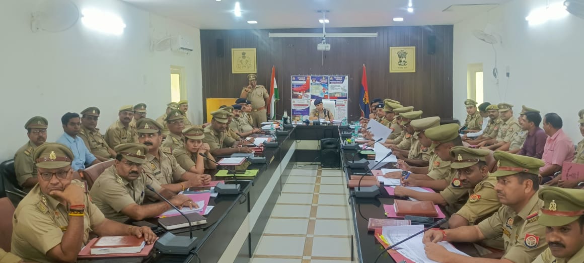 फर्रूखाबाद:फतेहगढ़ पुलिस लाइन में सैनिक सम्मेलन एवं अपराध गोष्ठी का आयोजन, एसपी आरती सिंह ने दिए महत्वपूर्ण दिशा-निर्देश।