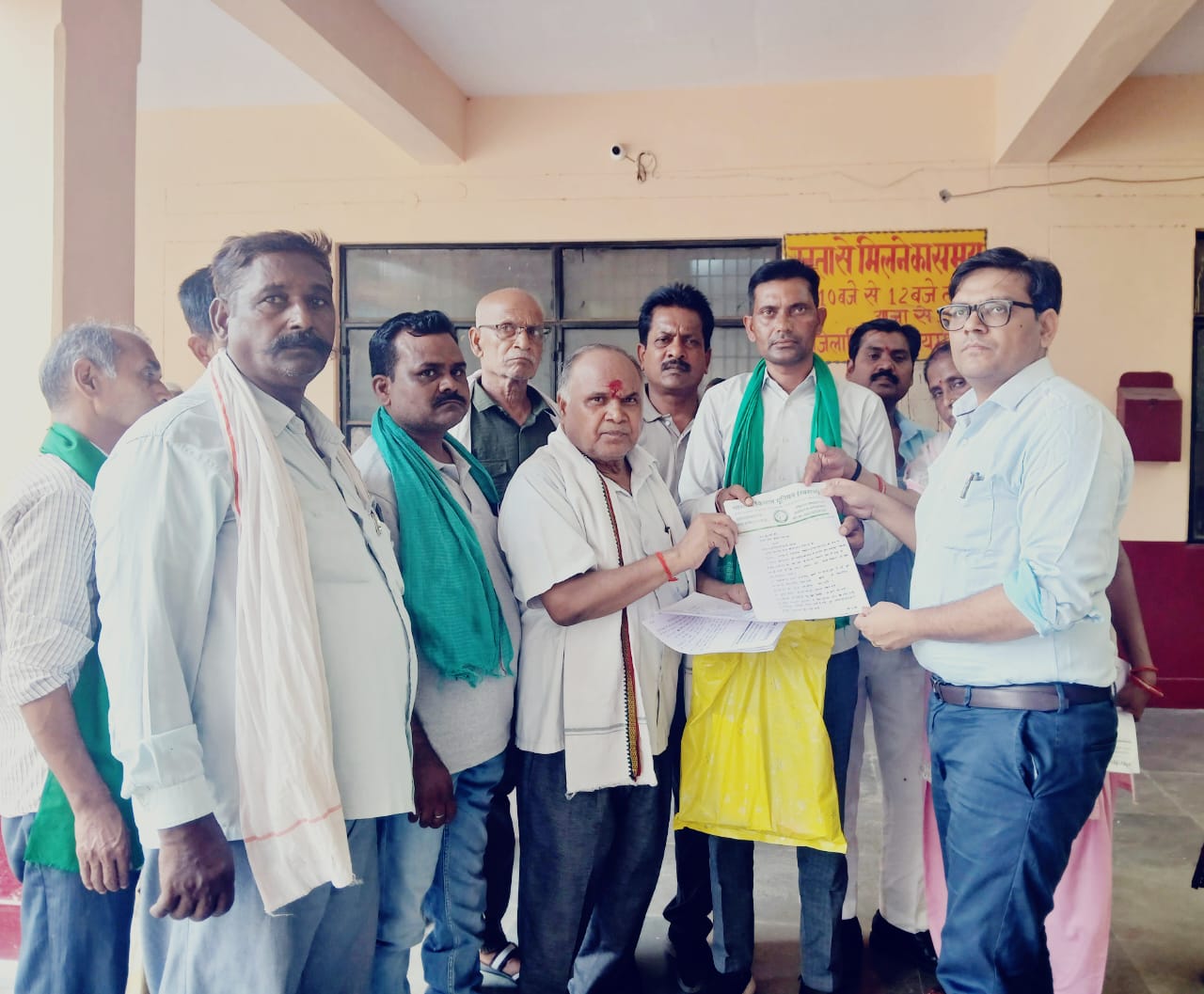 फर्रूखाबाद:भारतीय किसान यूनियन स्वराज ने जनसमस्याओं को लेकर सौंपा उपजिलाधिकारी को ज्ञापन