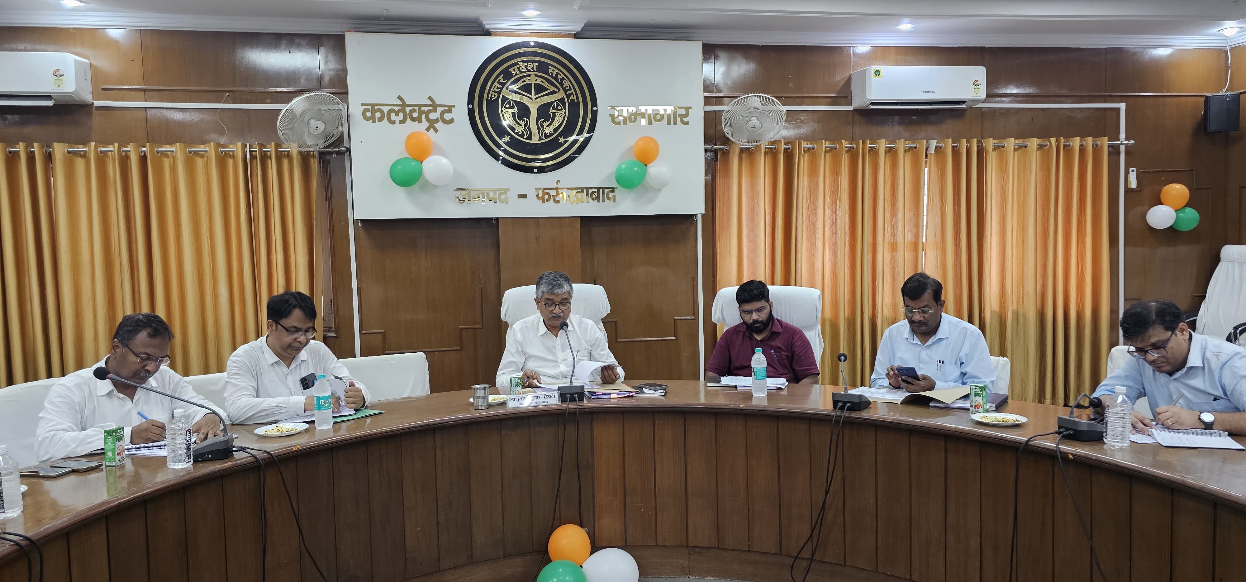 फर्रूखाबाद:राशनकार्ड सत्यापन एवं मॉडल दुकानों के निर्माण में तेजी लाने हेतु जिलाधिकारी ने दिए निर्देश