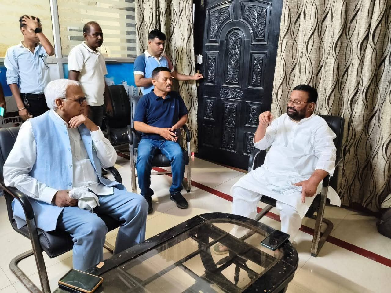 लखनऊ:लोकसभा के उप नेता एवं सांसद बाबू सिंह कुशवाहा ने पूर्व मंत्री स्वामी प्रसाद मौर्य के आवास पर पहुंचकर दिवंगत भाई को दी श्रद्धांजलि।