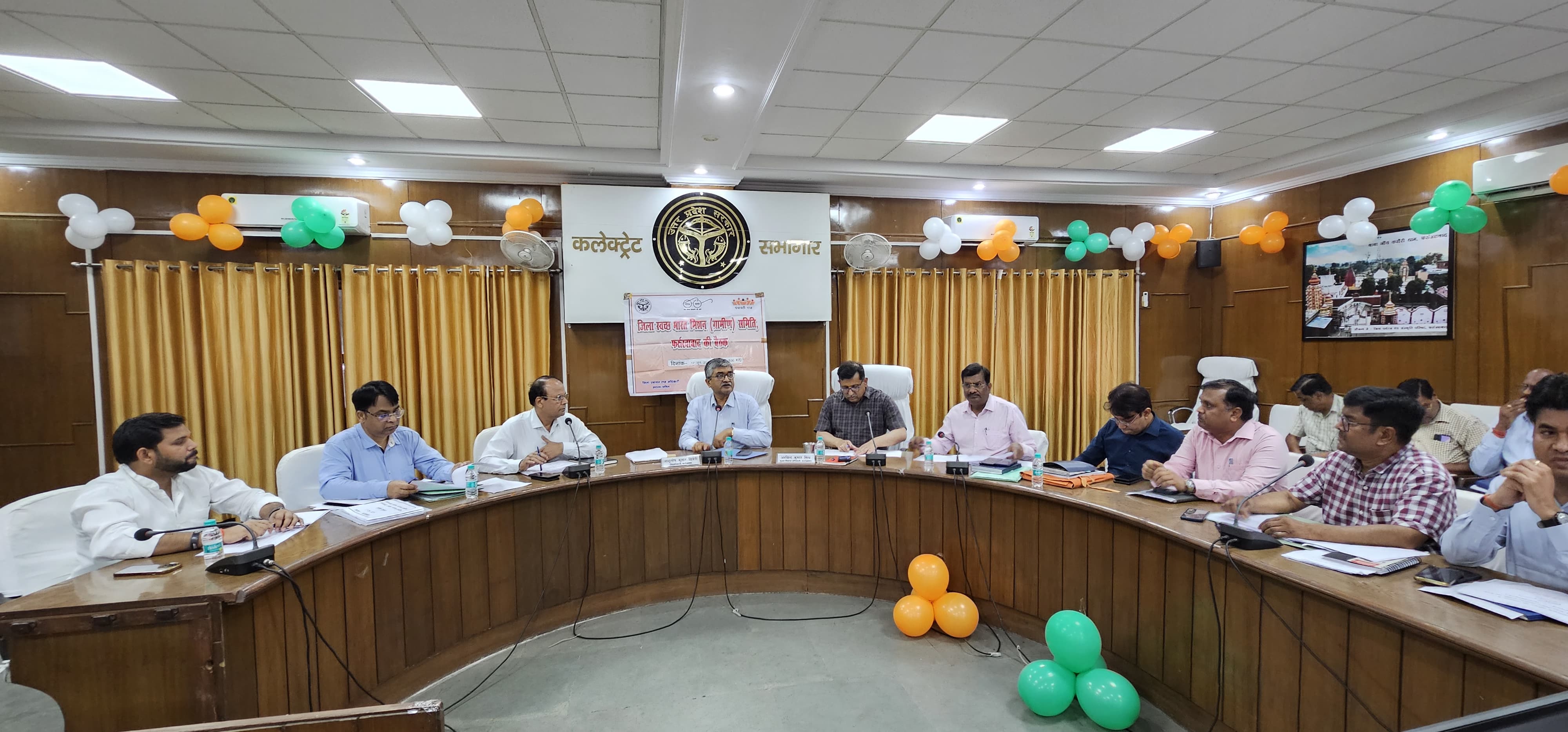 फर्रुखाबाद:3750 शौचालय आवेदनों का निस्तारण 10 दिन में सुनिश्चित करें-जिलाधिकारी
