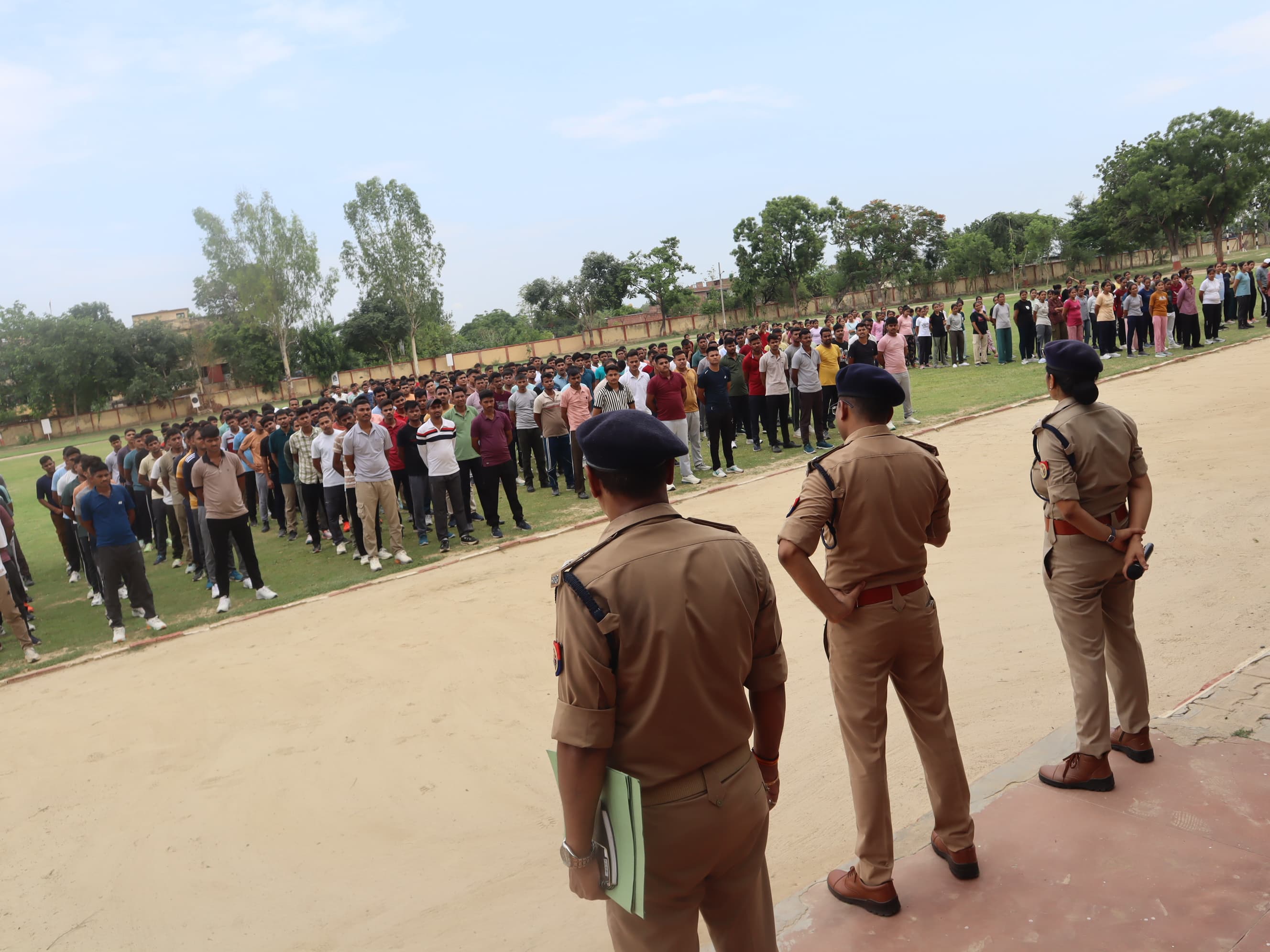 फर्रुखाबाद:डीआईजी और एसपी ने फतेहगढ़ पुलिस लाइन में प्रशिक्षण तैयारियों का लिया जायजा।