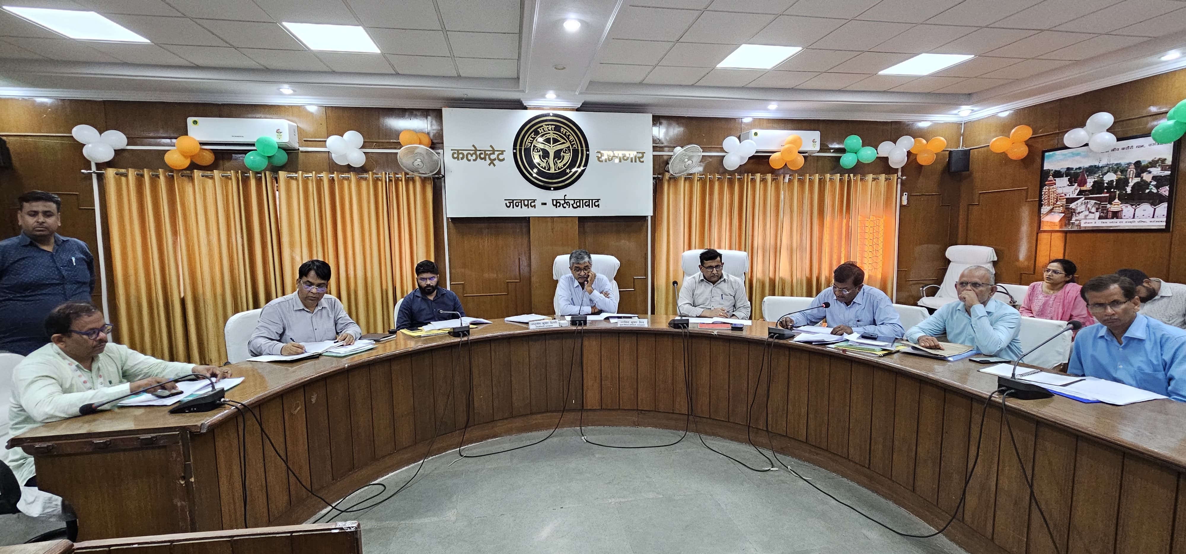 फर्रुखाबाद में 1 करोड़ से अधिक की निर्माण परियोजनाओं की समीक्षा बैठक, डीएम ने दिए कड़े निर्देश