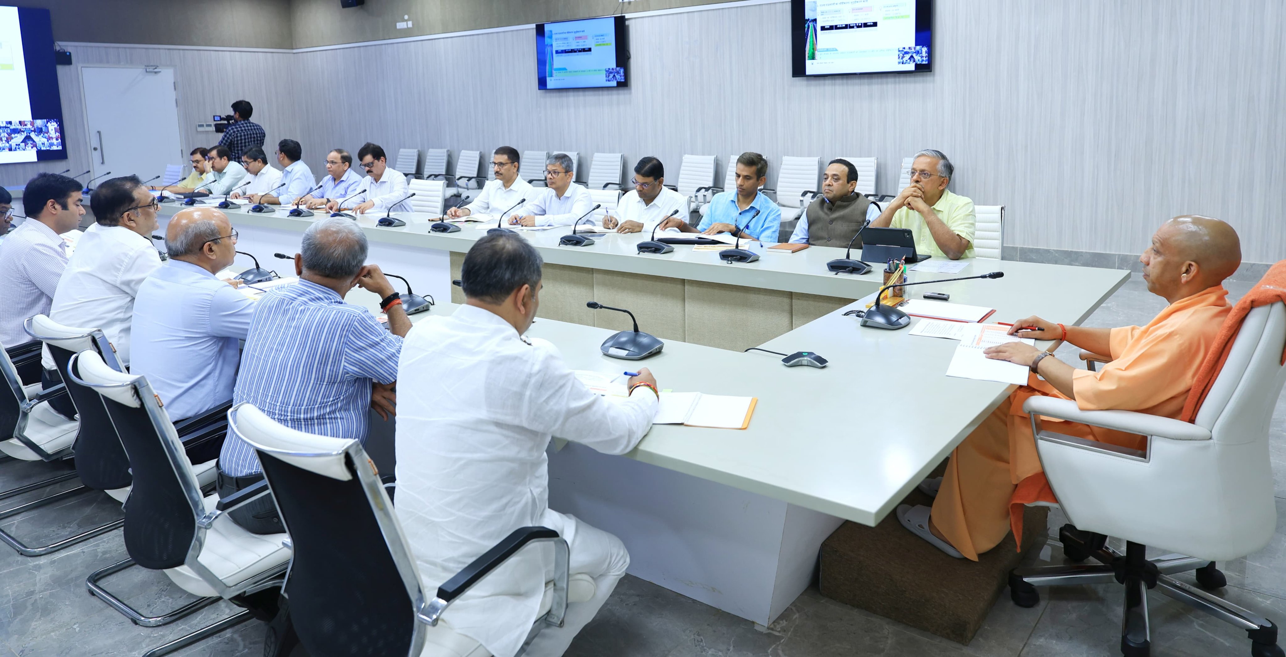 लखनऊ:मुख्यमंत्री ने लोक निर्माण विभाग की प्रमुख योजनाओं के क्रियान्वयन और आगामी रणनीति की समीक्षा की