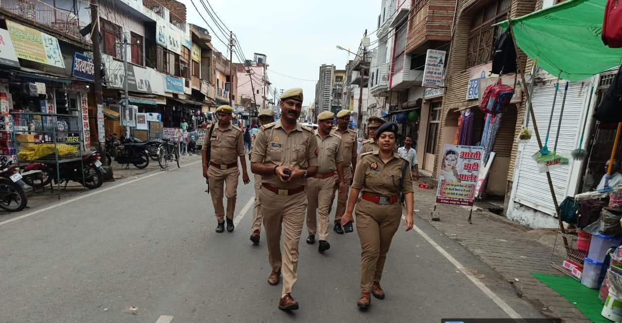 फर्रुखाबाद:जनपद में कानून व्यवस्था बनाए रखने हेतु पुलिस का पैदल गश्त अभियान